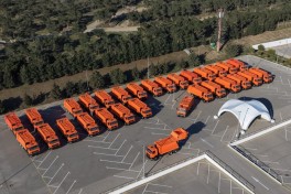 Президент Ильхам Алиев в Баку ознакомился с техникой для перевозки бытовых отходов
