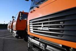 Президент Ильхам Алиев в Баку ознакомился с техникой для перевозки бытовых отходов