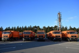Президент Ильхам Алиев в Баку ознакомился с техникой для перевозки бытовых отходов