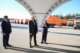 Президент Ильхам Алиев в Баку ознакомился с техникой для перевозки бытовых отходов