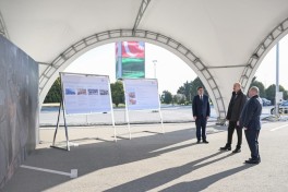 Президент Ильхам Алиев в Баку ознакомился с техникой для перевозки бытовых отходов