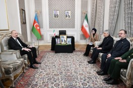 Президент Азербайджана посетил посольство Ирана и выразил соболезнования