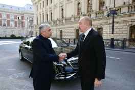 Президент Азербайджана посетил посольство Ирана и выразил соболезнования