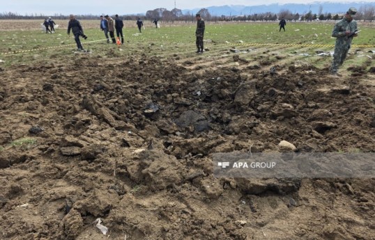 Место падения иранского дрона возле здания школы в Нахчыване - ФОТОЛЕНТА 