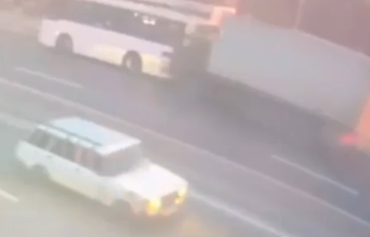 В Азербайджане грузовик столкнулся с автобусом, есть пострадавшие - ВИДЕО 