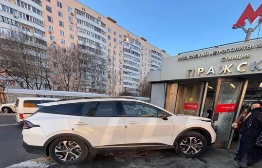 Автомобиль посольства Азербайджана в Москве врезался в двери станции метро-ФОТО 