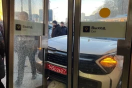 Автомобиль посольства Азербайджана в Москве врезался в двери станции метро-ФОТО 