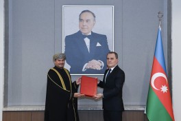 Глава МИД Азербайджана принял посла-нерезидента Омана