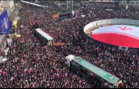 В Тегеране проходит массовая церемония прощания с чиновниками, погибшими в результате авиаударов