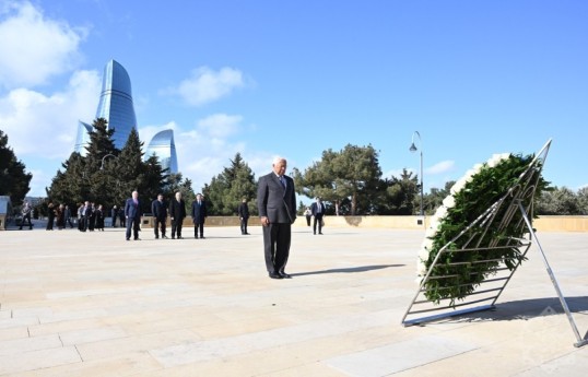 Антониу Кошта посетил Аллею шехидов в Баку