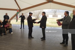 Жителям, переехавшим в село Ханабад Ходжалинского района, вручены ключи от домов — ФОТО 