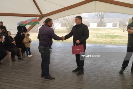 Жителям, переехавшим в село Ханабад Ходжалинского района, вручены ключи от домов — ФОТО 