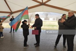 Жителям, переехавшим в село Ханабад Ходжалинского района, вручены ключи от домов — ФОТО 