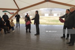 Жителям, переехавшим в село Ханабад Ходжалинского района, вручены ключи от домов — ФОТО 