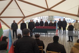 Жителям, переехавшим в село Ханабад Ходжалинского района, вручены ключи от домов — ФОТО 