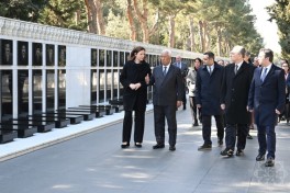 Антониу Кошта посетил Аллею шехидов в Баку