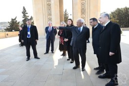 Антониу Кошта посетил Аллею шехидов в Баку