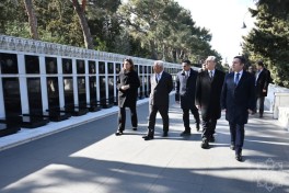 Антониу Кошта посетил Аллею шехидов в Баку
