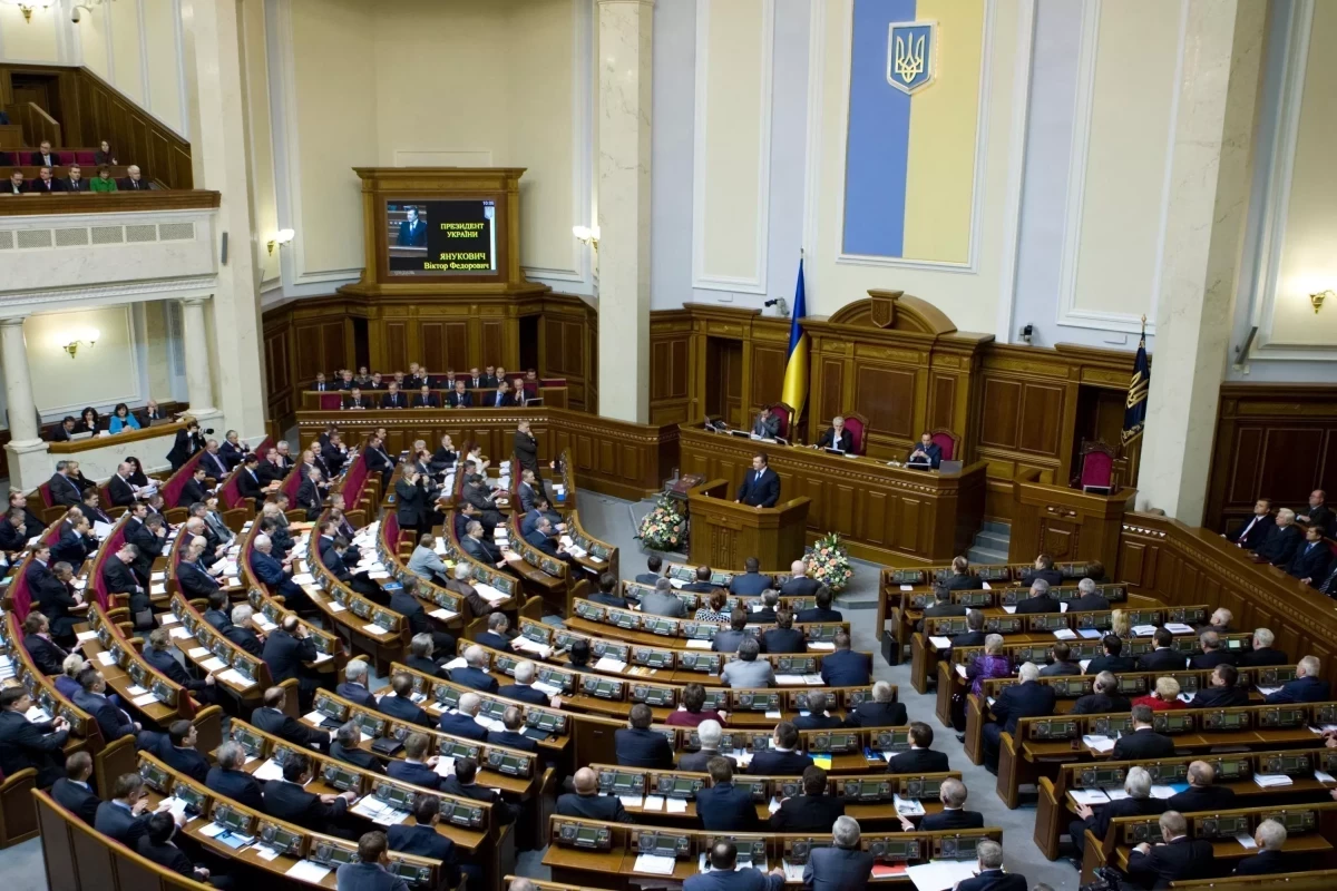Около 60 депутатов парламента Украины хотят отказаться от своих мандатов