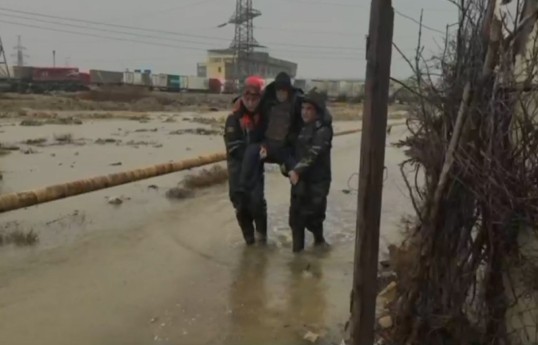МЧС эвакуировало 42 человек с затопленных территорий в Баку, Сумгайыте и Абшеронском районе -ФОТО-ВИДЕО-ОБНОВЛЕНО-1 