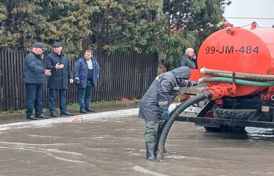 В ряде районов Баку возникли проблемы с коллекторами, главы исполнительной власти посетили места аварий