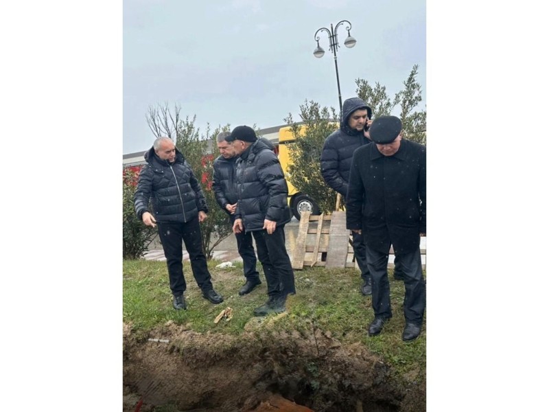 В ряде районов Баку возникли проблемы с коллекторами, главы исполнительной власти посетили места аварий