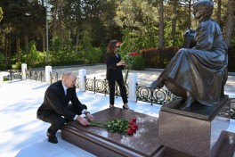 Президент и первая леди посетили могилу Общенационального лидера Гейдара Алиева - ФОТО 