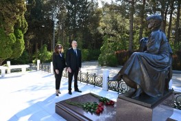 Президент и первая леди посетили могилу Общенационального лидера Гейдара Алиева - ФОТО 