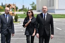 Президент Ильхам Алиев и первая леди Мехрибан Алиева ознакомились с условиями, созданными в частных домах в селе Шукюрбейли
