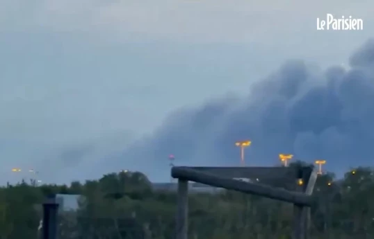 Вблизи аэропорта Шарль-де-Голль в Париже произошел пожар – ВИДЕО 