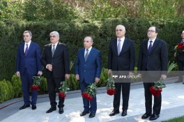 Официальные лица государства и правительства посетили могилу Гейдара Алиева – ФОТО 