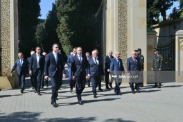 Официальные лица государства и правительства посетили могилу Гейдара Алиева – ФОТО 