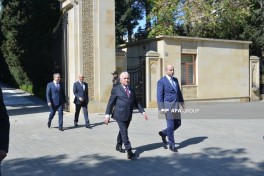 Официальные лица государства и правительства посетили могилу Гейдара Алиева – ФОТО 