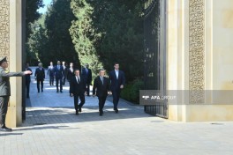 Официальные лица государства и правительства посетили могилу Гейдара Алиева – ФОТО 