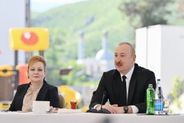 Президент Ильхам Алиев встретился с семьями, переехавшими в первый жилой комплекс в городе Зангилан -ОБНОВЛЕНО-2 