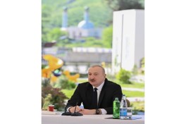 Президент Ильхам Алиев встретился с семьями, переехавшими в первый жилой комплекс в городе Зангилан -ОБНОВЛЕНО-2 