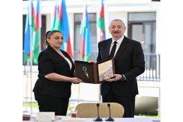 Президент Ильхам Алиев встретился с семьями, переехавшими в первый жилой комплекс в городе Зангилан -ОБНОВЛЕНО-2 