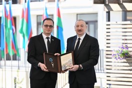 Президент Ильхам Алиев встретился с семьями, переехавшими в первый жилой комплекс в городе Зангилан -ОБНОВЛЕНО-2 