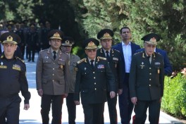 Коллектив МЧС посетил могилу Общенационального лидера - ВИДЕО 