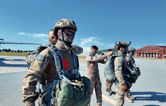 Азербайджанские, турецкие и венгерские военнослужащие отработали  задачи по парашютной подготовке-ВИДЕО 