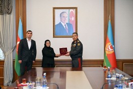Министр обороны вручил медали семьям Национальных героев
