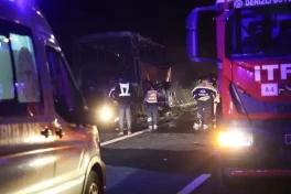 В Турции сгорел пассажирский автобус, погибли 8 человек, включая ребёнка — ФОТО 