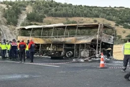 В Турции сгорел пассажирский автобус, погибли 8 человек, включая ребёнка — ФОТО 