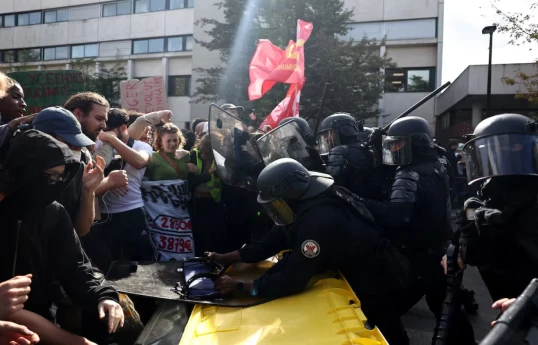 Во Франции в ходе протестов подожжены школы, число задержанных превысило 600