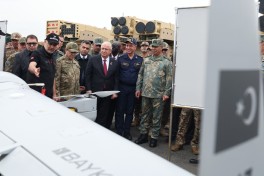 Военное руководство Турции ознакомилось с боеприпасами и техникой на учениях в Шуше-ФОТО 