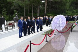 Делегаты VIII съезда ПЕА посетили могилу Общенационального лидера Гейдара Алиева
