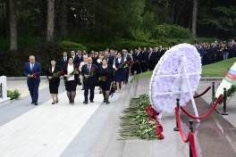Делегаты VIII съезда ПЕА посетили могилу Общенационального лидера Гейдара Алиева
