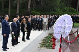 Делегаты VIII съезда ПЕА посетили могилу Общенационального лидера Гейдара Алиева