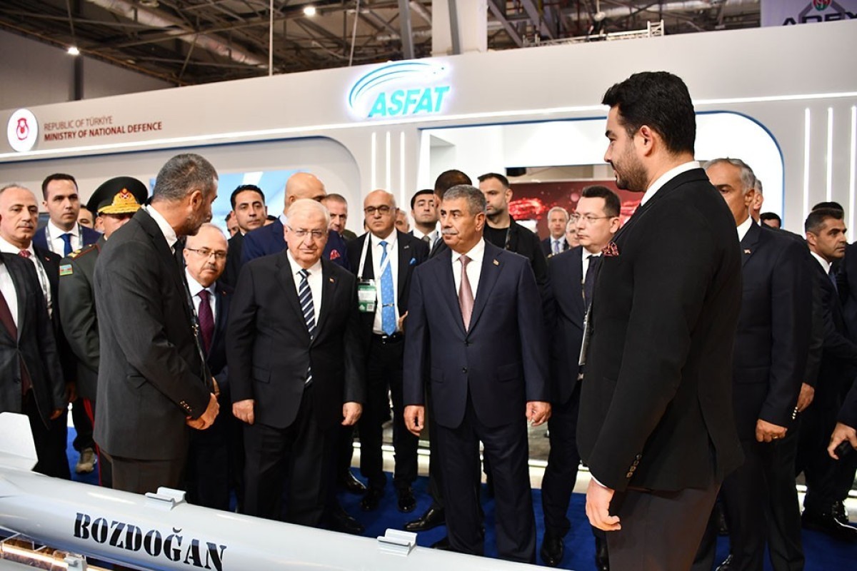 Министры обороны Азербайджана и Турции посетили выставку «ADEX 2026»