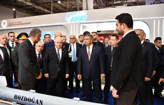 Министры обороны Азербайджана и Турции посетили выставку «ADEX 2026»